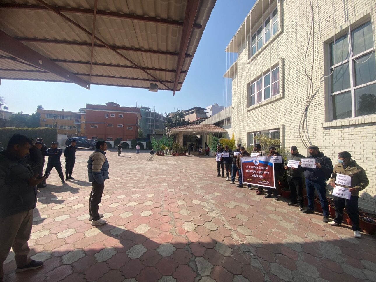 नागरिक दैनिकद्वारा चरम श्रम शोषण, साधारणसभास्थलमै श्रमिकहरूको धर्ना